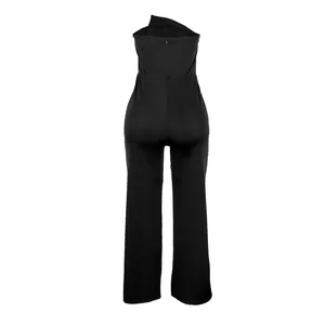 Rückansicht eines schwarzen trägerlosen elastischen Jumpsuits mit weitem Bein mode