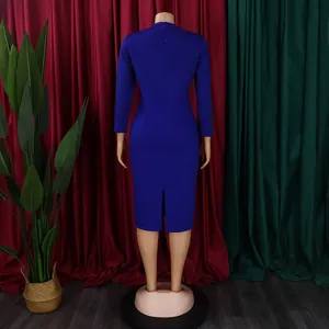 Vue arrière d'une élégante robe crayon moulante grande taille bleu roi avec fente à l'ourlet