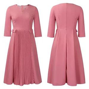 Vues avant et arrière d'une élégante robe midi plissée rose à manches 3/4 chic