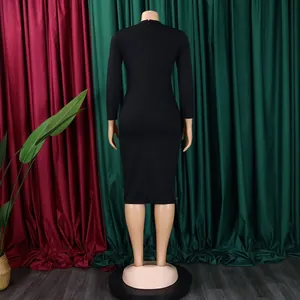 Vue arrière d'une robe crayon midi noire moulante à manches longues sur mannequin