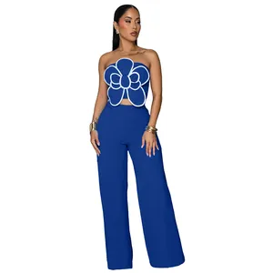 Vue détaillée d'un ensemble bleu deux pièces avec haut à fleur et pantalon large