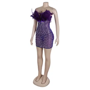 Detailansicht eines lila Bodycon-Kleides mit Federn und Perlen auf einer Schaufensterpuppe