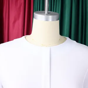 Vue détaillée de l'encolure ronde élégante d'une robe crayon blanche sur un mannequin.