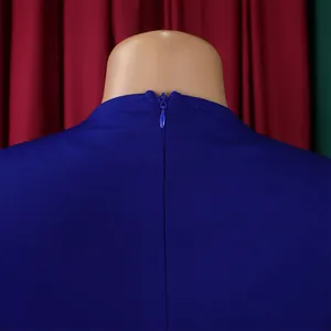 Gros plan de la fermeture éclair invisible au dos d'une robe bleue africaine élégante