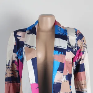 Κοντινό πλάνο γυναικείου casual blazer με ζωντανό αφηρημένο πολύχρωμο τύπωμα.