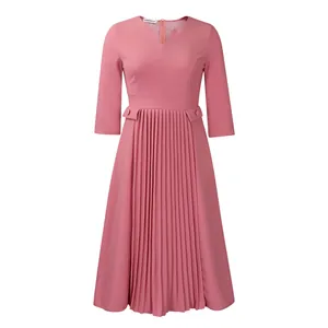 Élégante robe mi-longue plissée rose avec col en V et manches longues pour l'automne.