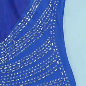 Primer plano de un vestido de fiesta azul real con brillantes adornos de strass