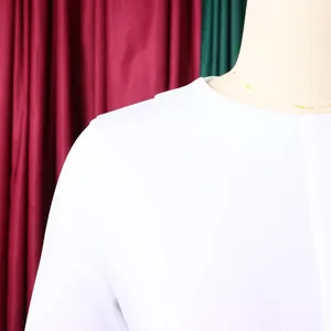 Détail d'une élégante robe crayon blanche à col rond montrant la texture du tissu OL