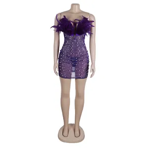 Detaillierte Ansicht eines sexy lila Bodycon-Minikleids mit Federn, Strass und Perlen