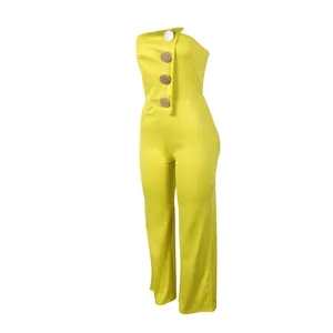 Detailansicht eines gelben trägerlosen Jumpsuits mit weitem Bein und goldenen Knöpfen
