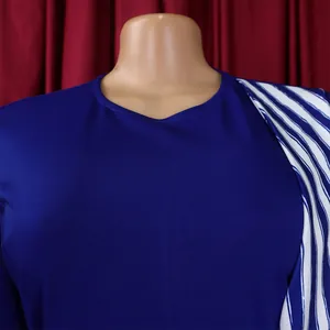 Détail rapproché d'une robe bleue grande taille avec col rond élégant et manches à rayures