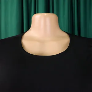 Détail en gros plan de l'élégante encolure dégagée d'une robe noire ajustée