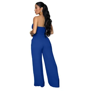Vue arrière d'un élégant ensemble bleu roi deux pièces avec bustier et pantalon large