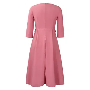 Détail de la vue arrière d'une robe mi-longue rose élégante avec une jupe plissée