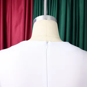 Gros plan sur la fermeture éclair invisible au dos d'une robe crayon blanche OL