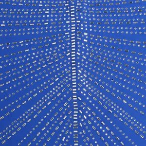 Primer plano detallado de diamantes de imitación plateados sobre tela de vestido azul real