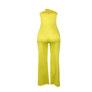 Rückansicht eines gelben trägerlosen Jumpsuits mit weitem Bein und elastischer Passform