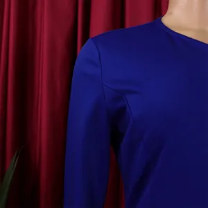 Gros plan d'une robe crayon bleu roi à col rond montrant le détail de l'épaule.
