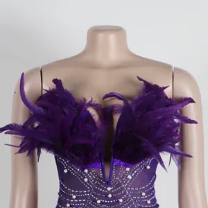 Detaillierte Makroansicht des lila Feder-Oberteils mit Strass- und Perlenstickerei.