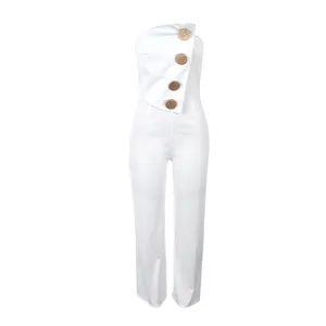 Eleganter weißer trägerloser Jumpsuit mit dekorativen Goldknöpfen und weitem Bein