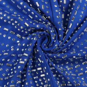 Primer plano del tejido azul real adornado con brillantes diamantes de imitación plateados