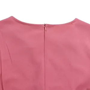 Gros plan détaillé de la fermeture éclair invisible au dos d'une robe rose élégante