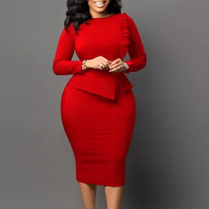 Robe midi moulante rouge élégante avec détail de volants à l'épaule et taille à basque