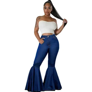 Modella indossa jeans a zampa blu scuro a vita alta con fondo a campana plissettato.