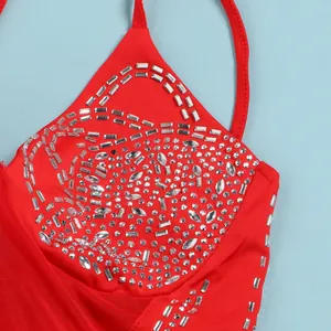 Detalle de un vestido rojo sexy para discoteca con brillantes pedrería plateada