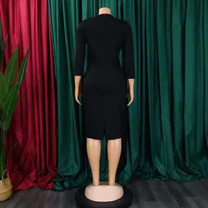 Rückansicht eines eleganten schwarzen 3/4-Arm-Büro-Midikleids mit stilvollem Rückenschlitz
