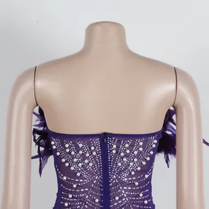 Detailansicht der Rückseite eines lila Federkleides mit Perlen und glitzernden Strass