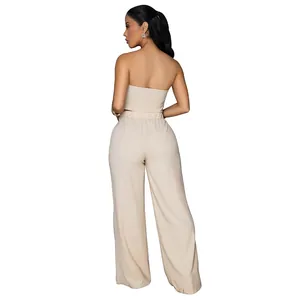 Vue arrière d'un ensemble deux pièces beige avec haut bandeau court et pantalon large