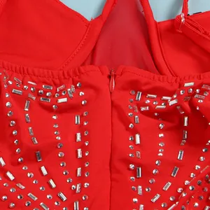 Primer plano detallado de un vestido rojo sexy con pedrería plateada y cremallera invisible