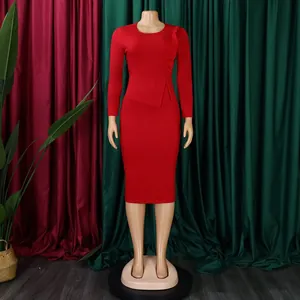 Détail d'une robe crayon rouge à manches longues avec froufrou à la taille