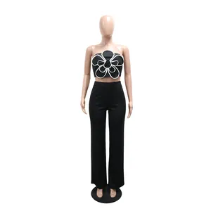 Vue détaillée de l'ensemble deux pièces haut tube à fleurs noir et pantalon large assorti