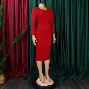 Robe crayon élégante rouge à manches longues avec détail de volant sur un mannequin
