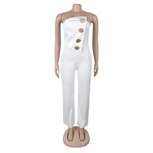 Eleganter weißer trägerloser Jumpsuit mit vier goldenen Zierknöpfen und weitem Beinverlauf