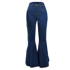 Vista frontale di jeans svasati in denim blu scuro a vita alta con fondo a campana