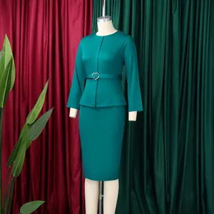 Vue détaillée d'une robe péplum vert émeraude élégante avec ceinture à boucle cœur