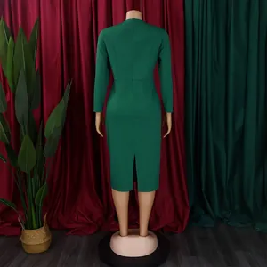 Robe crayon verte élégante à manches longues vue de dos avec fente et fermeture éclair