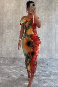 Πλήρης άποψη σέξι εξώπλατου φορέματος bodycon με έντονο αφηρημένο σχέδιο.