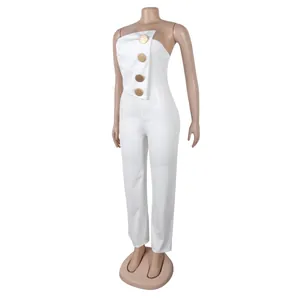 Seitenansicht des weißen trägerlosen Jumpsuits auf einer Schneiderpuppe mit Details
