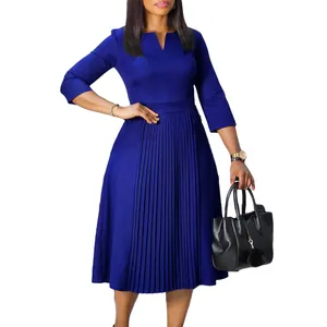 Robe mi-longue plissée bleu roi élégante avec manches trois-quarts et col en V