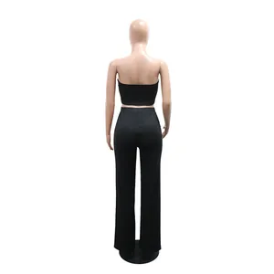 Vue arrière de l'ensemble deux pièces noir avec haut bustier et pantalon large.
