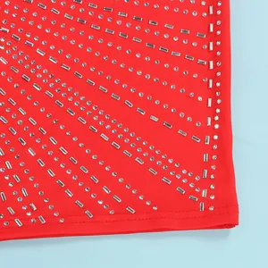 Primer plano de brillantes diamantes de imitación plateados en vestido rojo sexy