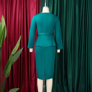 Vue arrière détaillée d'une élégante robe crayon à basque vert émeraude avec ceinture