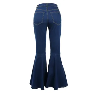 Vista posteriore di jeans a zampa in denim elasticizzato blu scuro e tasche posteriori