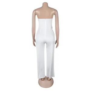 Professionelle Rückansicht eines weißen trägerlosen Jumpsuits mit weitem Bein-Design
