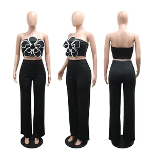 Vue détaillée sous trois angles de l'ensemble noir avec haut bandeau à fleur 3D.