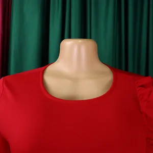 Vue détaillée de l'encolure ronde et du volant sur cette élégante robe fourreau rouge